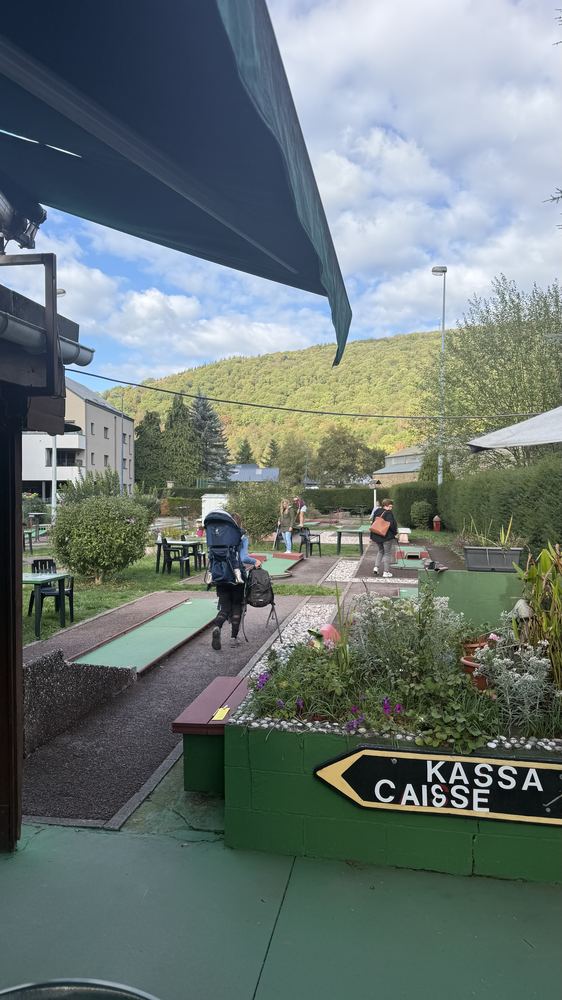 Des joueurs sur les pistes, vus depuis la terrasse